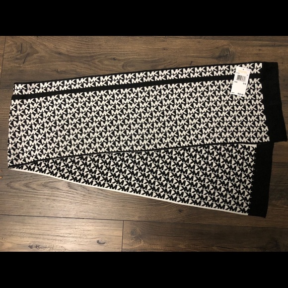 Michael Kors scarf - Picture 3 of 3